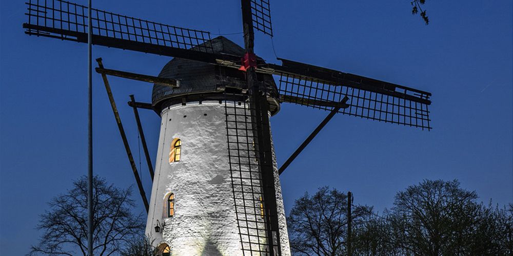 Erleuchtete Mühle bei Nacht
