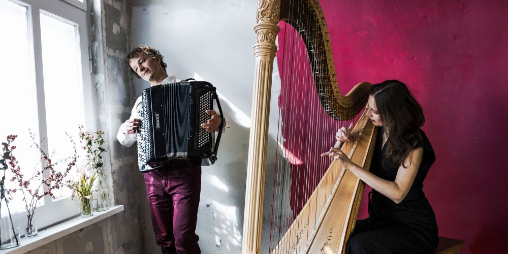 Ein Akkordeonspieler und eine Harfenspielerin