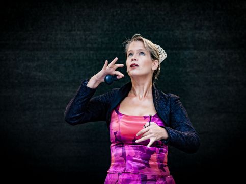 Friederike von Krosigk mit Kastagnetten