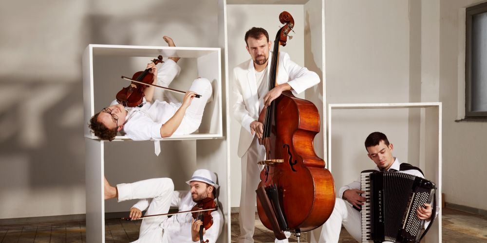 Ensemble UWAGA im Regal