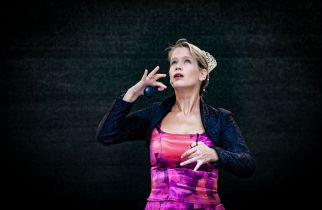 Friederike von Krosigk mit Kastagnetten