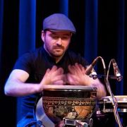 Fethi Ak spielt Percussion