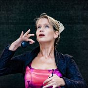 Friederike von Krosigk mit Kastagnetten