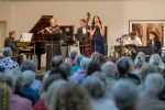 Fünf Musikerinnen und Musiker auf der Bühne