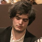 Junger Mann mit Gitarre