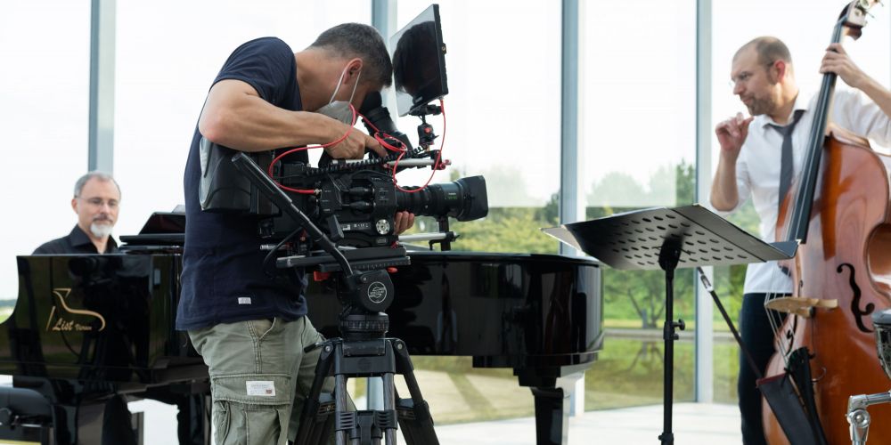 Ein Kameramann filmt das Maiburg-Ensemble