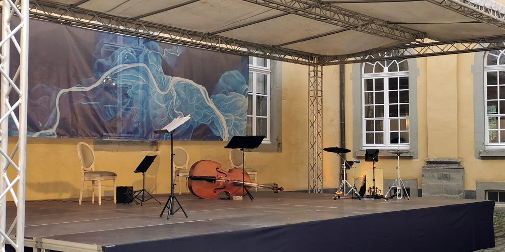 leere Bühne im Innenhof