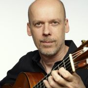 Klaus Jäckle mit Gitarre