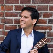 Pressebild mit Gitarre