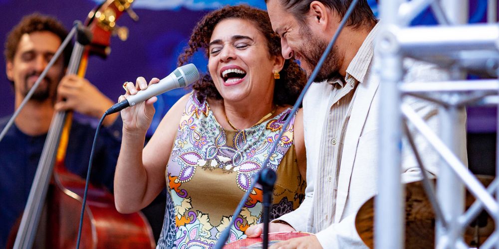 Kontrabassist, Sängerin, Percussionist