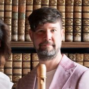 Flötist neben einer Harfenistin