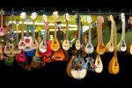 Hängende Mandolinen an einem Verkaufsstand