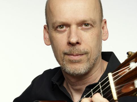 Klaus Jäckle mit Gitarre