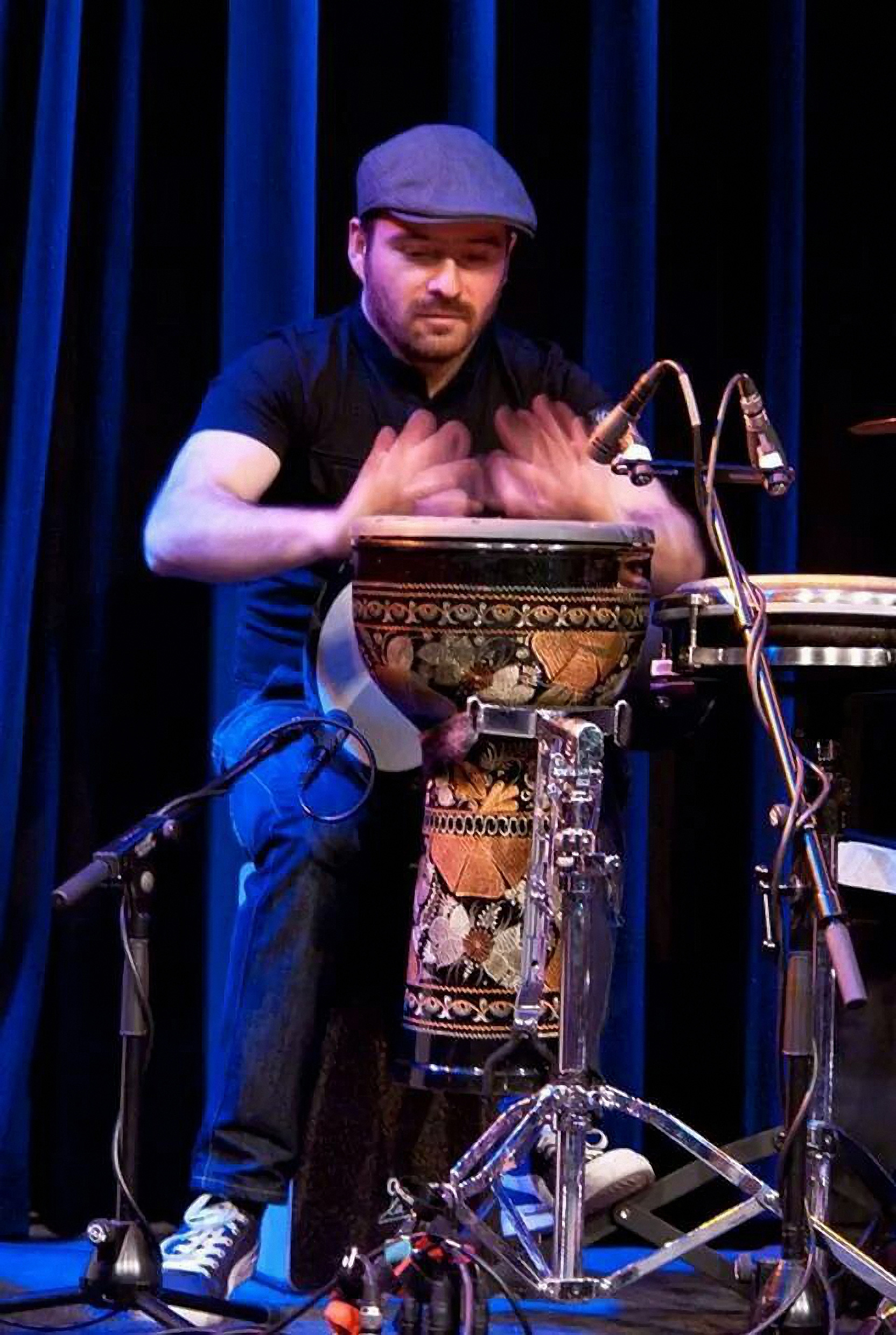Fethi Ak spielt Percussion