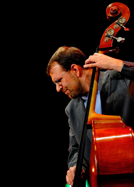 Matthias Hacker am Kontrabass