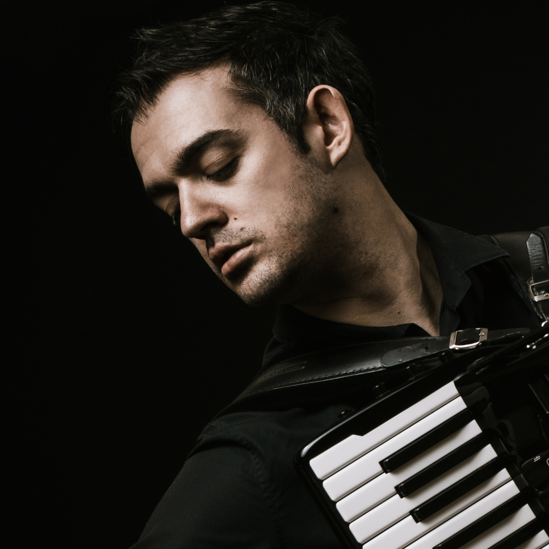 Miroslav Nisic mit Akkordeon