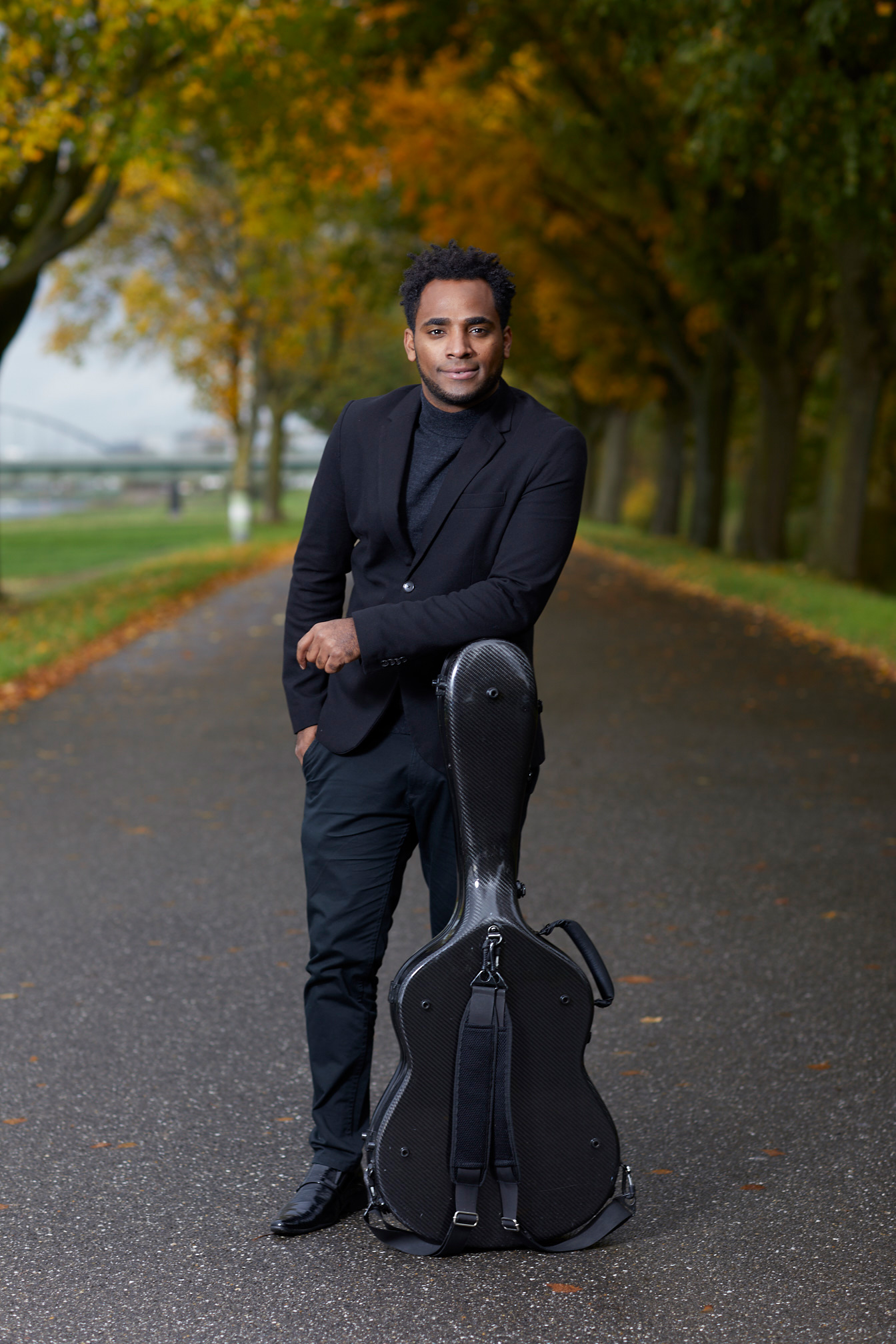 Pressefoto mit Gitarrenkoffer