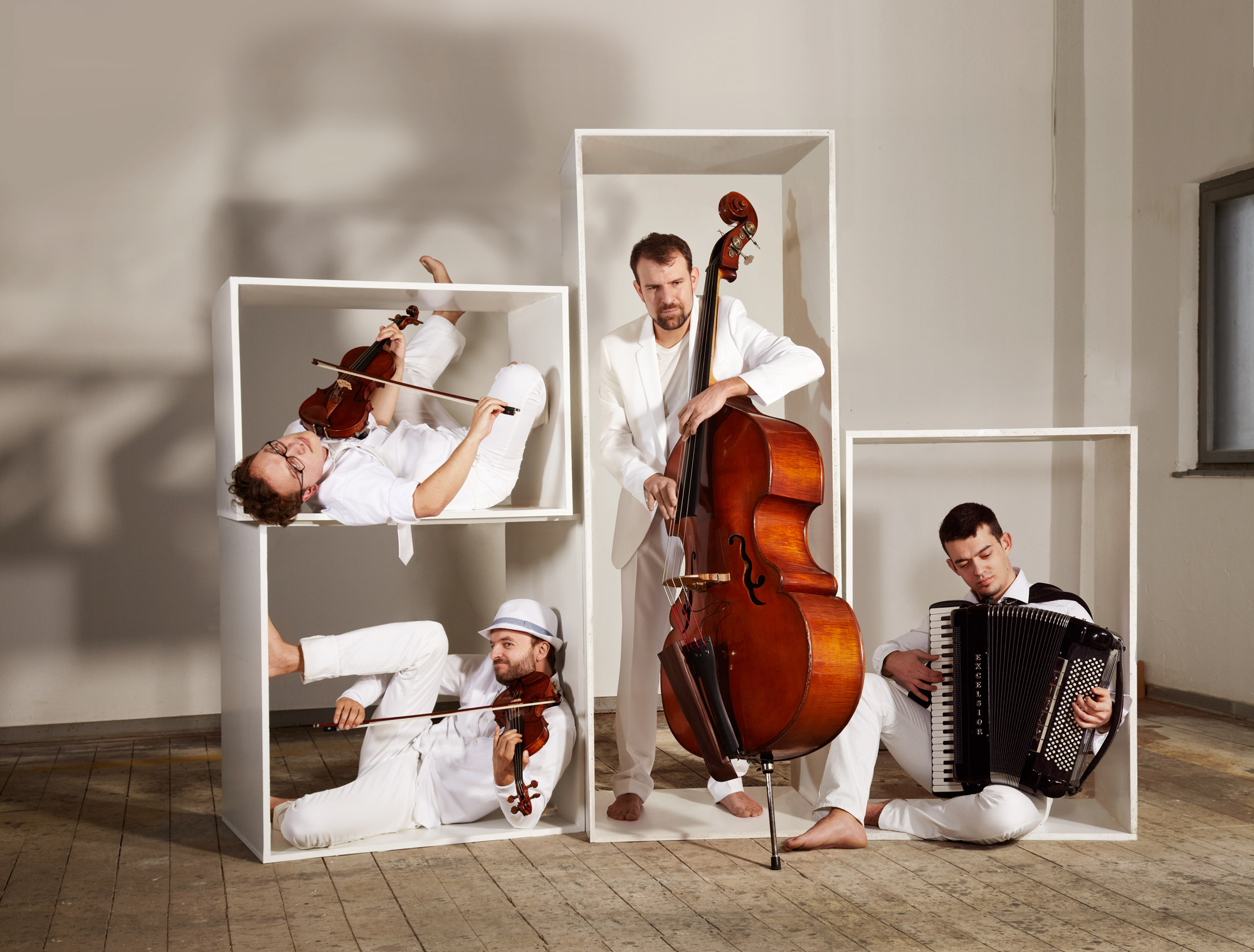 Ensemble UWAGA im Regal